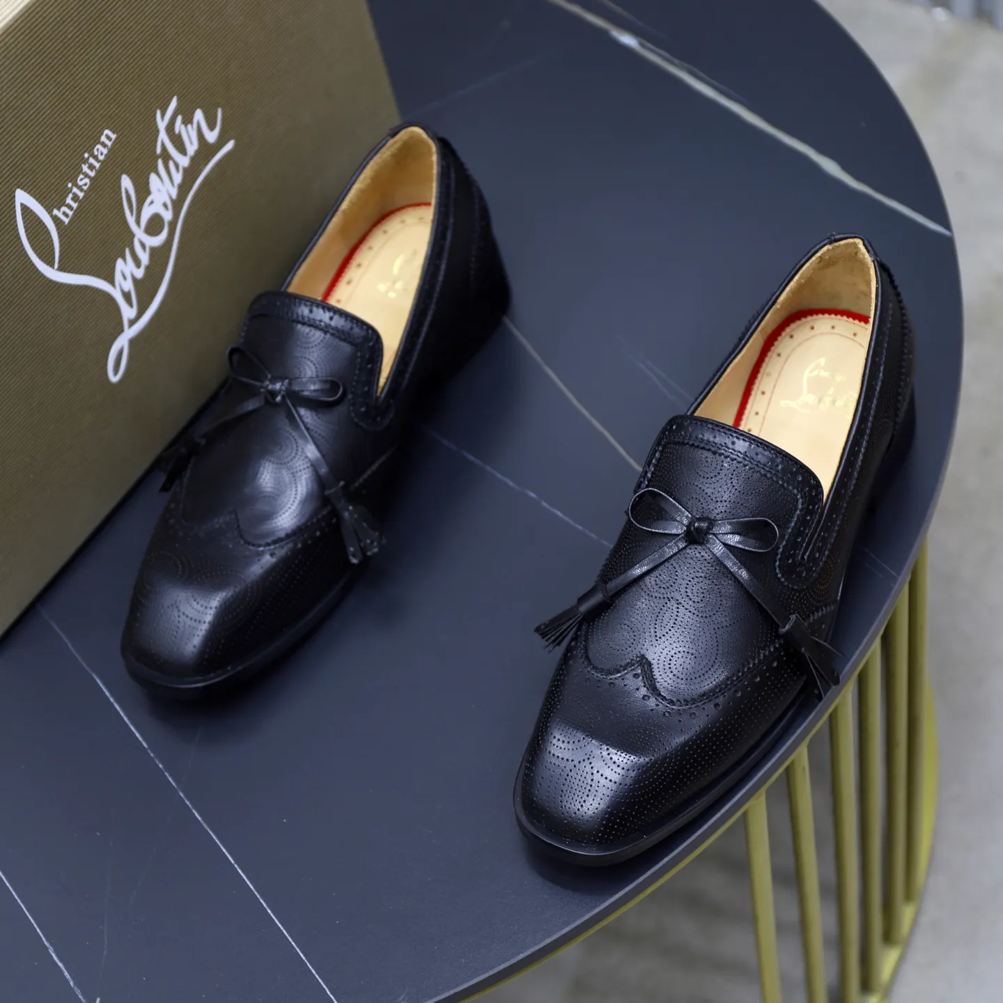 Ex-factory price: 680💰Christia*.Loubouti*🆑High-end men’s business formal leather shoes｜Classic red sole shoes｜Original imported first-layer cowhide｜Water-dyed cowhide lining｜Italian imported red rubber outsole｜High-end luxury｜Perfect interpretation of fashion, sunshine, style, suitable for various occasions Size: 38-44 (customized for 45, 46, 47)